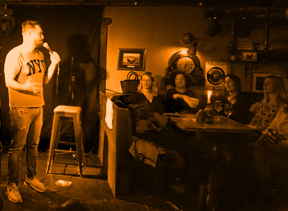 Alan Henderson der Stand-Up-Comedian gibt seine Premiere im Black Horse Inn. Wir freuen uns auf mehr.  