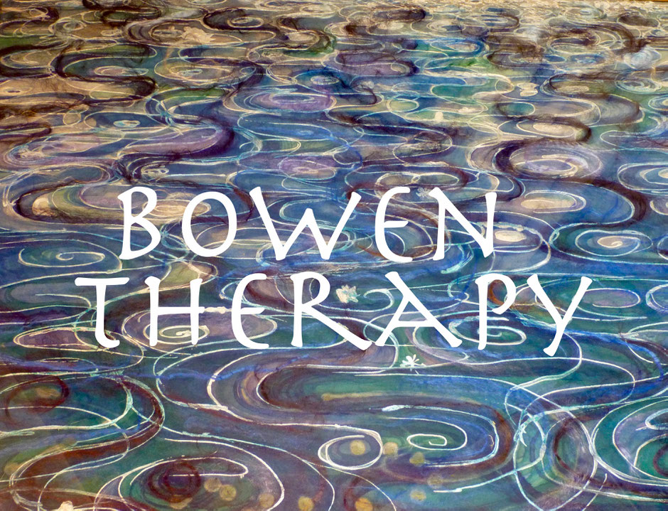 Künstlerische Darstellung einer Wasseroberfläche mit kreisförmigen Wellen in Blau- und Violetttönen. Im Zentrum steht der weisse Schriftzug BOWEN THERAPY.