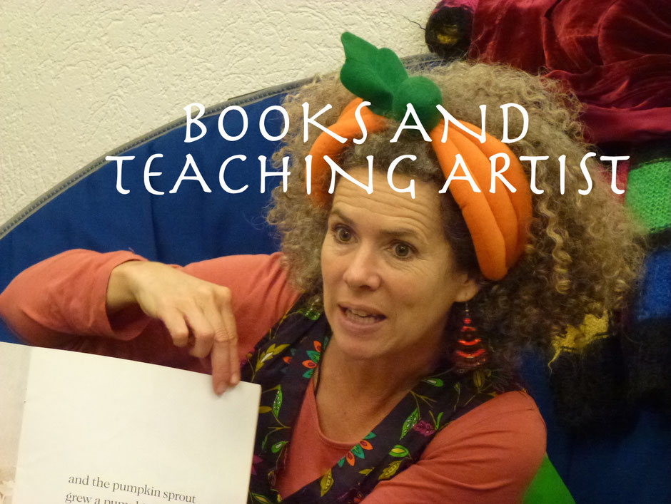 Teaching Artist liest Kindern mit Ausdruck und Plüschbär aus dem Buch die Bären kommen zurück von Vicki Cooper vor