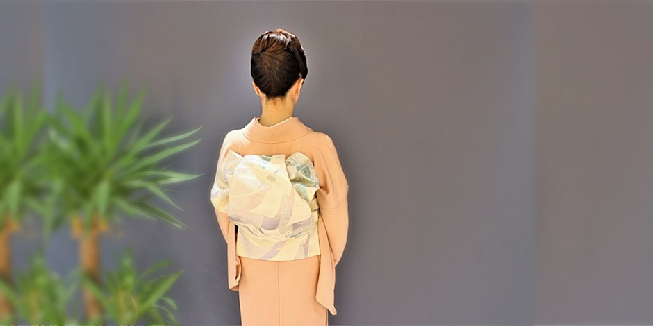 きものは,日本人の体型の長所を活かした,日本人に似合う装いであり,きものと,帯や小物の組み合わせ次第で趣が変わり,幅広いお洒落が楽しめるという魅力もあります。