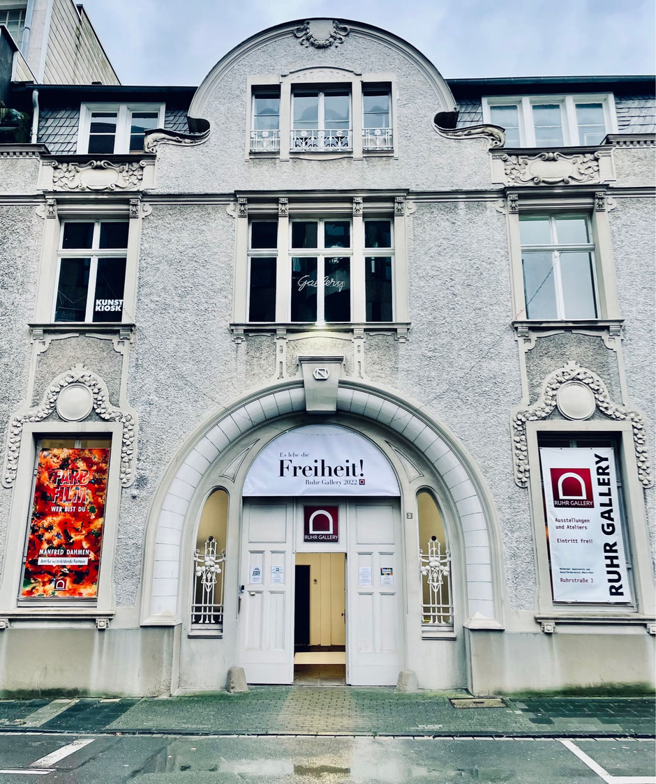 Das imposante Portal der VILLA ARTIS in der Stadt Mülheim erinnert an die Londoner Whitechapel Art Gallery of Townsend