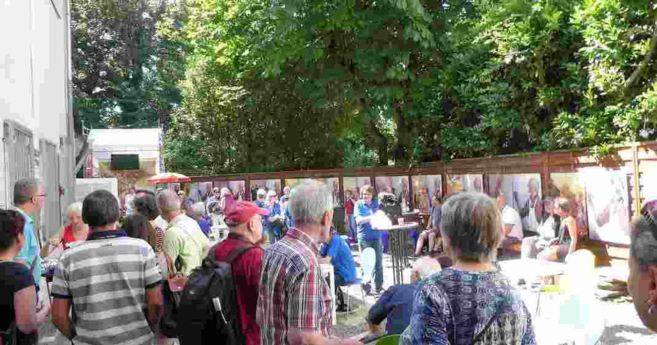 Begegnungen in einem angenehmen Kreise - Besucher*innen im Hof der Villa Artis in der Ruhrtalstadt Mülheim