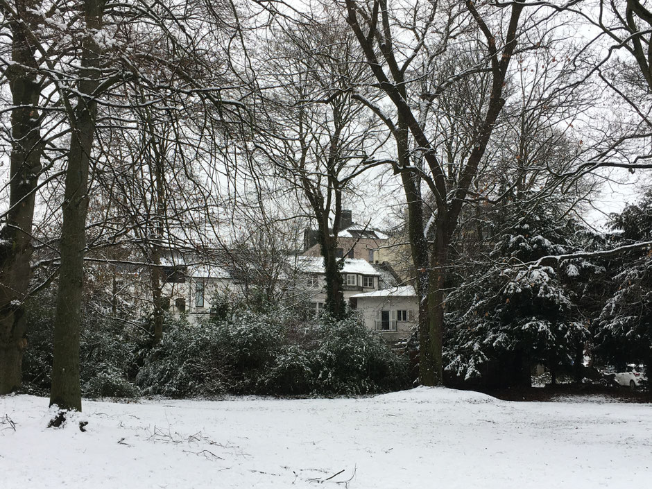 VILLA ARTIS - since 1840 - Seite zur Ruhr hin- Zugang zum Innenstadtpark "Ruhranlage" (rechtes Ruhrufer) Foto im Schnee von der Ruhr aus