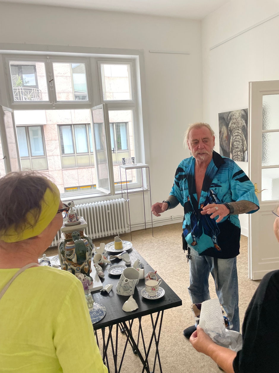 Die große Jahresausstellung "ELEFANT IM PORZELLANLADEN!?" begeistert Mülheim vom 5. Juli 2026 bis 31. Augist 2026 (hier InDa van Retem mit Besuchern)