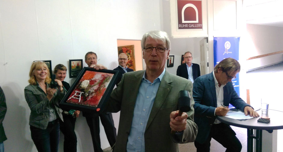 Ralf Esser versteigert für den ROTARY CLUB MÜLHEIM Kunstwerke "Ruhri-Art" in der VILLA ARTIS an der Ruhr(straße 3) 