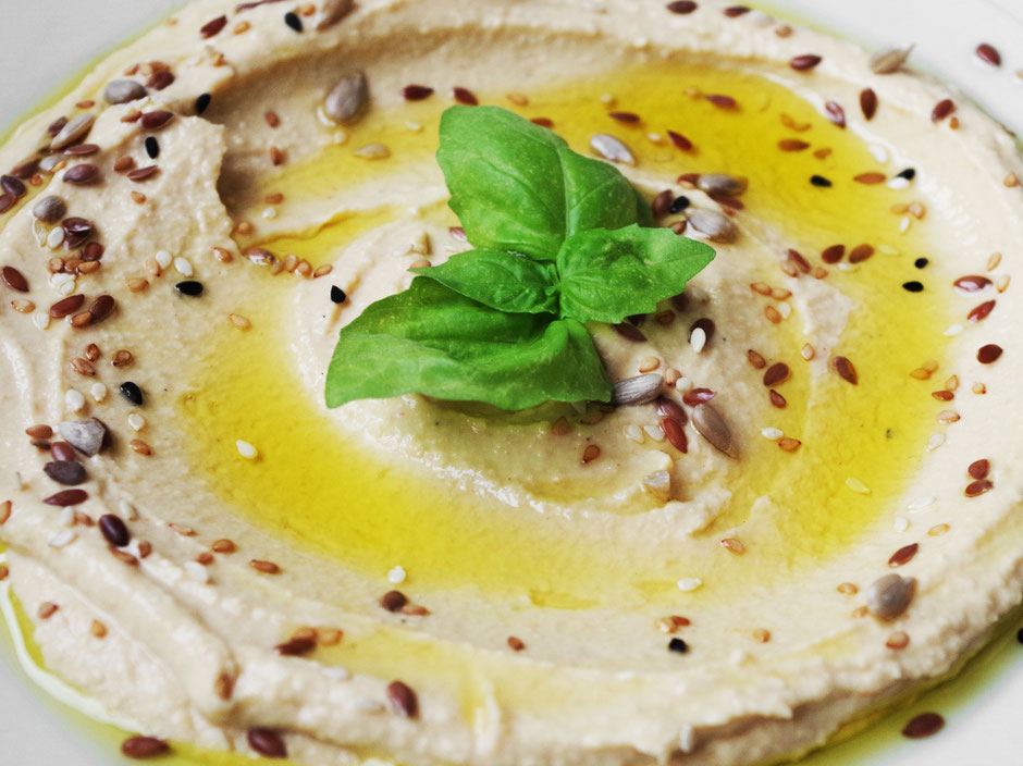 Mandel-Hummus