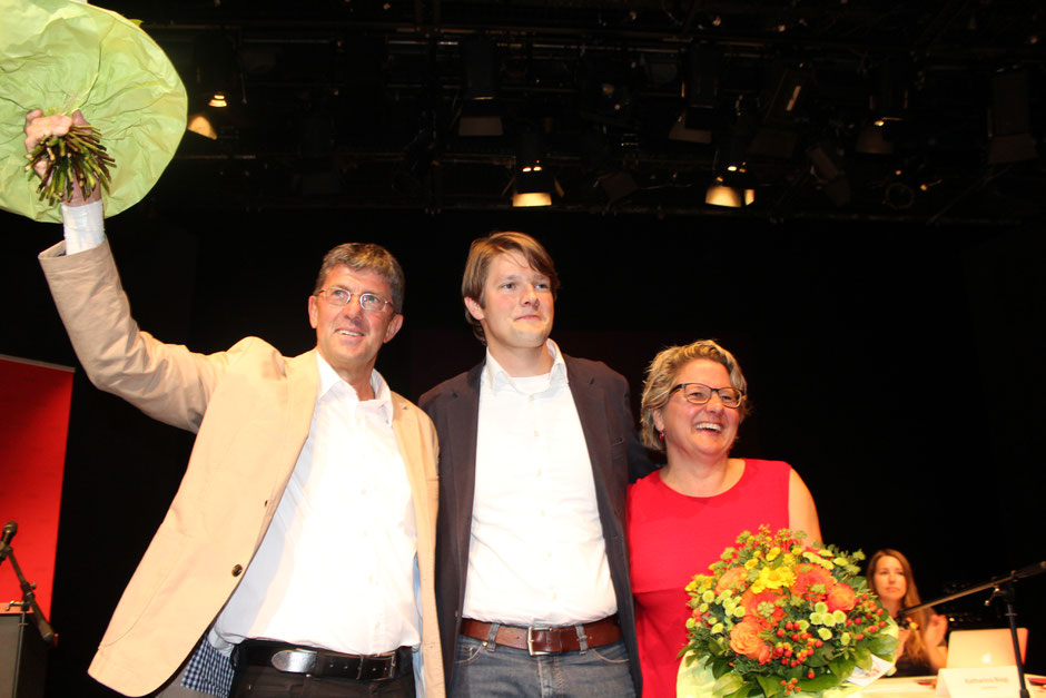 Thomas Marquardt und Svenja Schulze freuen sich zusammen mit SPD-Parteichef Robert von Olberg über die tollen Ergebnisse