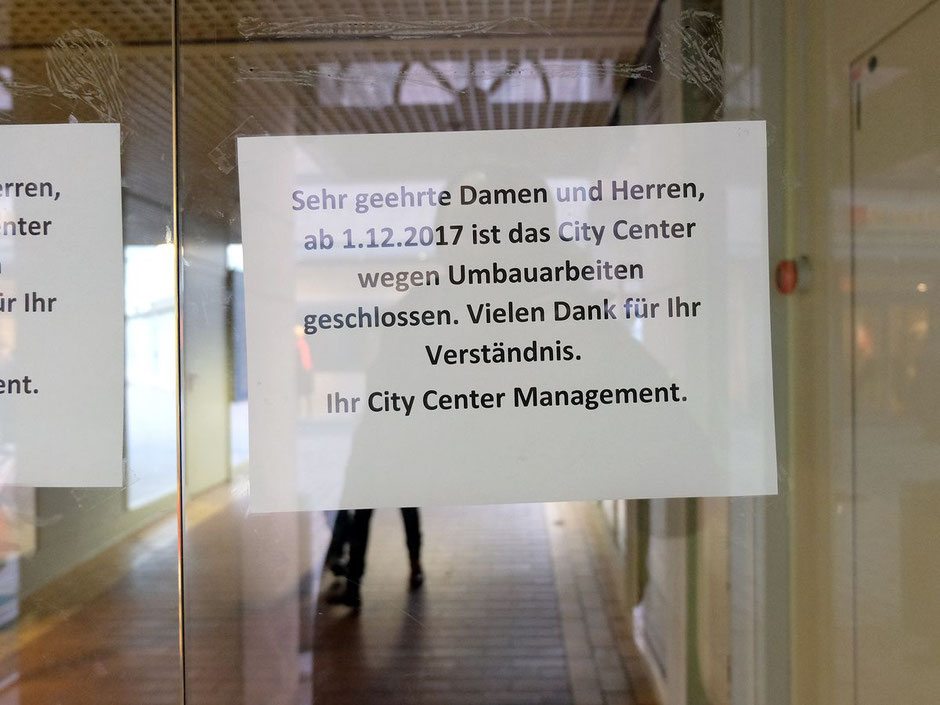 Schild mit Aufschrift Schließung des City Centers