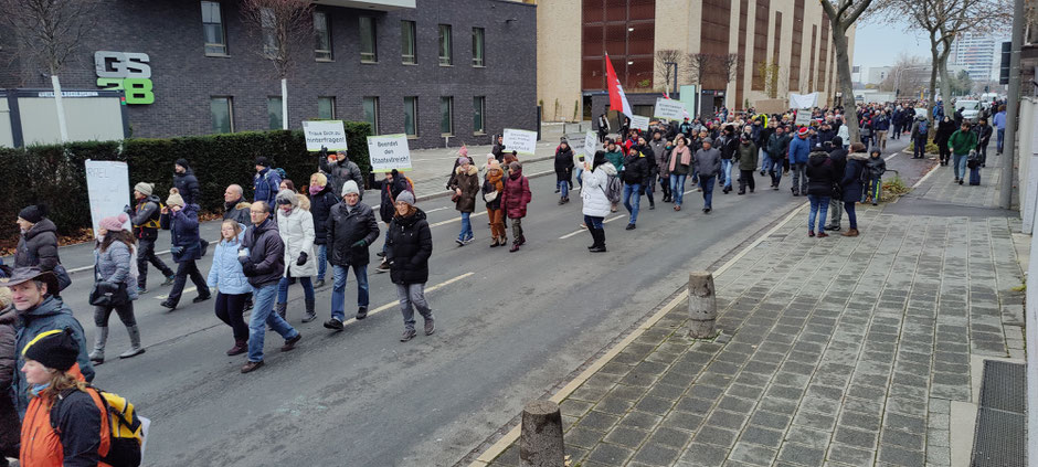 Demonstrierende in Fürth auf der Anti-Corona-Demonstration laufen durch die Stadt.