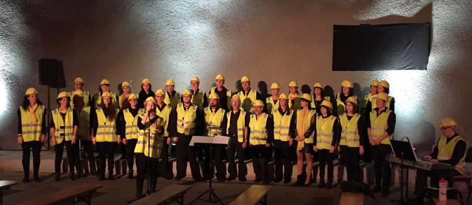 Der «Gospelchor Uri» an der Barbara-Feier im Neat-Stollen, ein etwas ungewöhnliches Tenu :-)