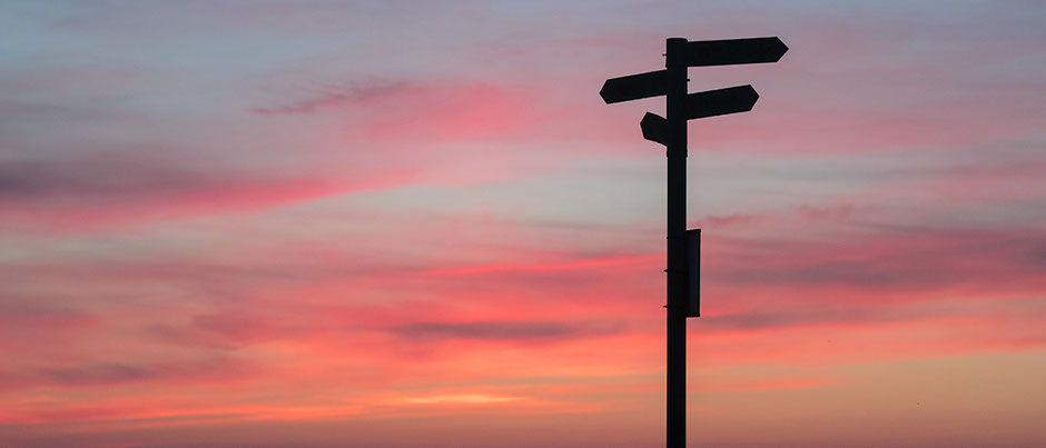 Silhouette vom Wegweiser vor rosa Abendhimmel, Beweggründe, Anja Pries, Coaching, Supervision, Traumaberatung in Steinfurt