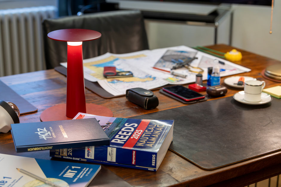 Navigation im Detail: Das Backoffice des HOZ HOCHSEEZENTRUM™ zeigt Karten, Logbücher und nautische Instrumente in Vorbereitung auf den MASTER HOCHSEESCHEIN KURS™. Zwischen Licht, Linien und Lernmomenten entsteht die Verbindung zwischen Theorie und Seemann