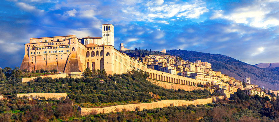 Blick über Assisi und San Francesco – ruhige Landschaft für spirituelle Orientierung und Reflexion.