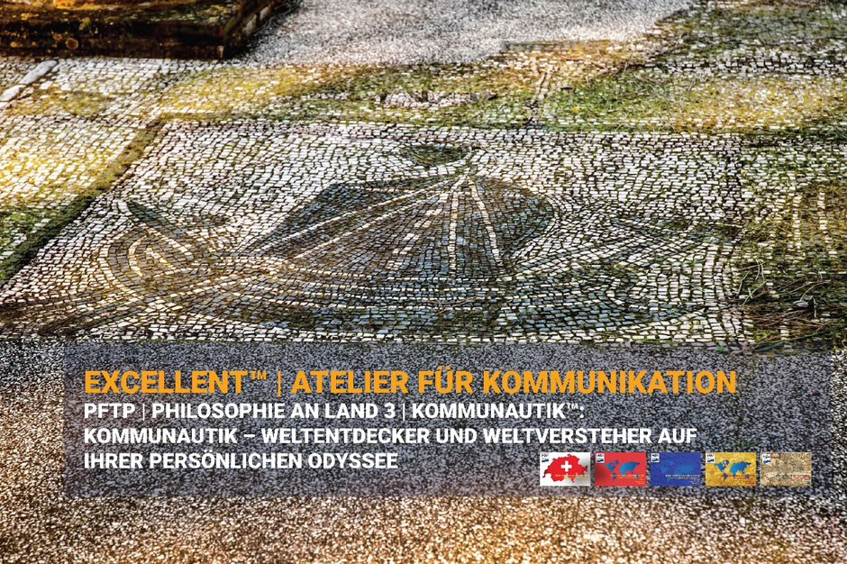 Antikes Bodenmosaik mit stilisierter Jakobsmuschel, symbolischer Wegmarke für Orientierung und Unterwegssein.