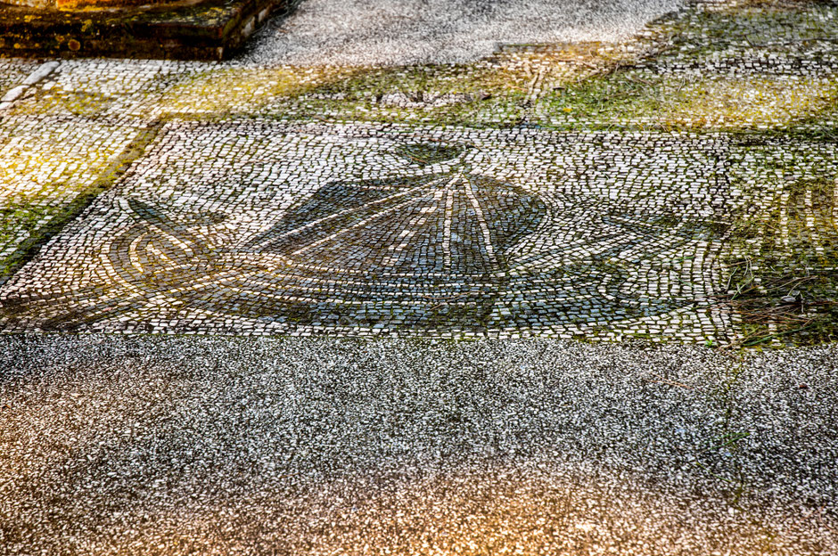 Antikes Mosaik mit einem Schiffsmotiv – Symbol für die Odyssee als Weg des Erkennens. In der EXCELLENT™-Ausbildung steht es für Orientierung, Verantwortung und den inneren Kurs zwischen Mythos, Philosophie und moderner Navigation.