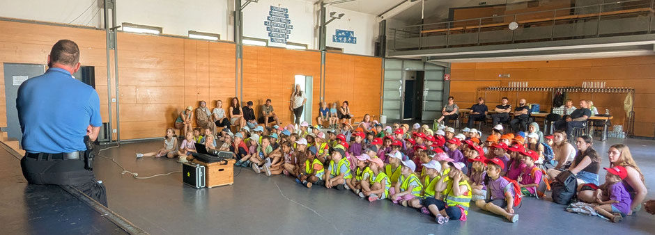 An beiden Tagen lief in der TSV-Halle der kindgerechte Lehrfilm "Herr Bollo lebt gefährlich". Ralf Drexelius arbeitete am ersten Tag mehrfach mit kleinen Kita-Gruppen, Gert Wagenbach versammelte am zweiten Tag alle Kita-Kinder.