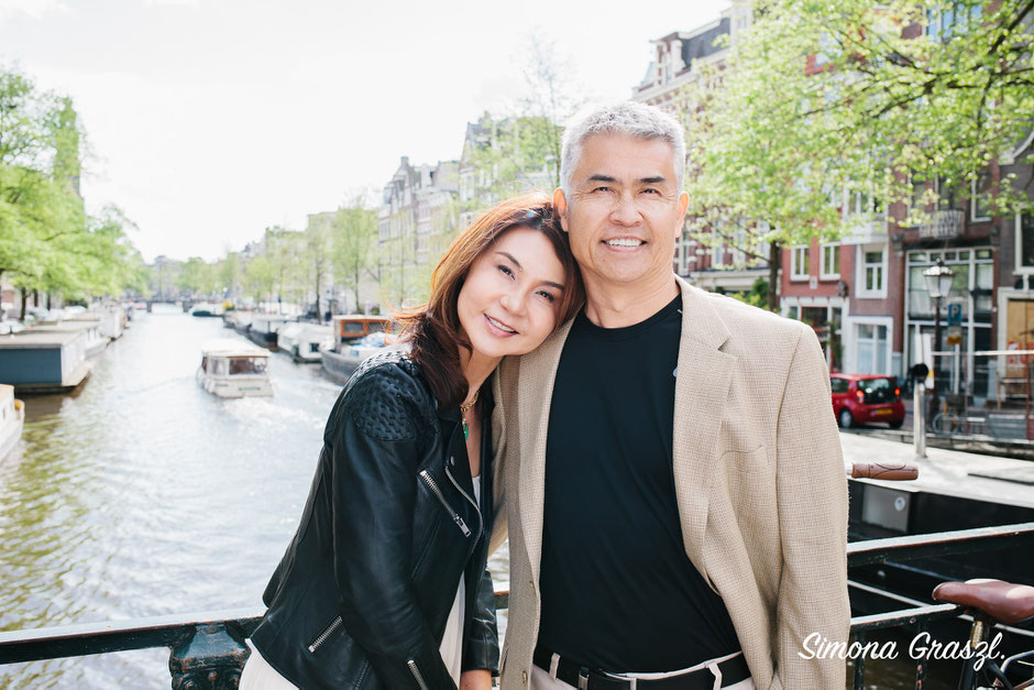 hug on a bridge on the Keizersgracht Amsterdam