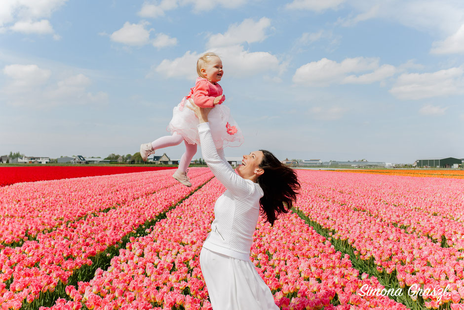 mama pregnant with baby in the flower fields Voorhout