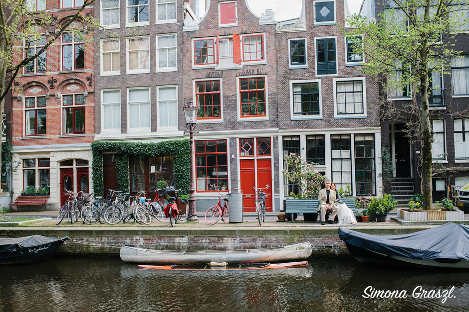 Amsterdam houses with couple at a photoshoot