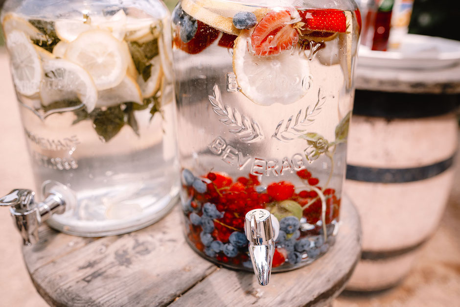 Wasser mit ganzen Früchten