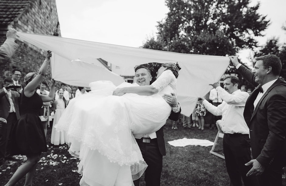 Hochzeitpaar steigt durch das ausgeschnittene Herz
