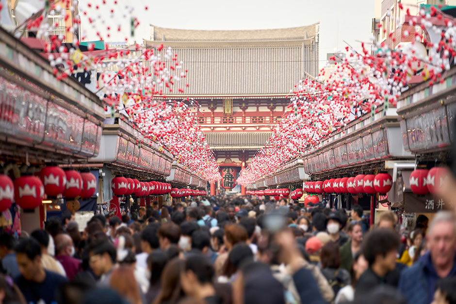 集客のイメージ　お祭りでにぎわう参道
