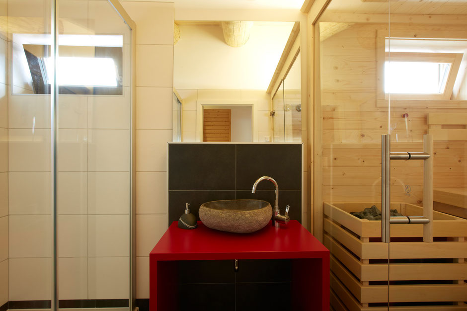 Pure relaxation and harmony in every chalet’s own sauna with a refreshing rain shower