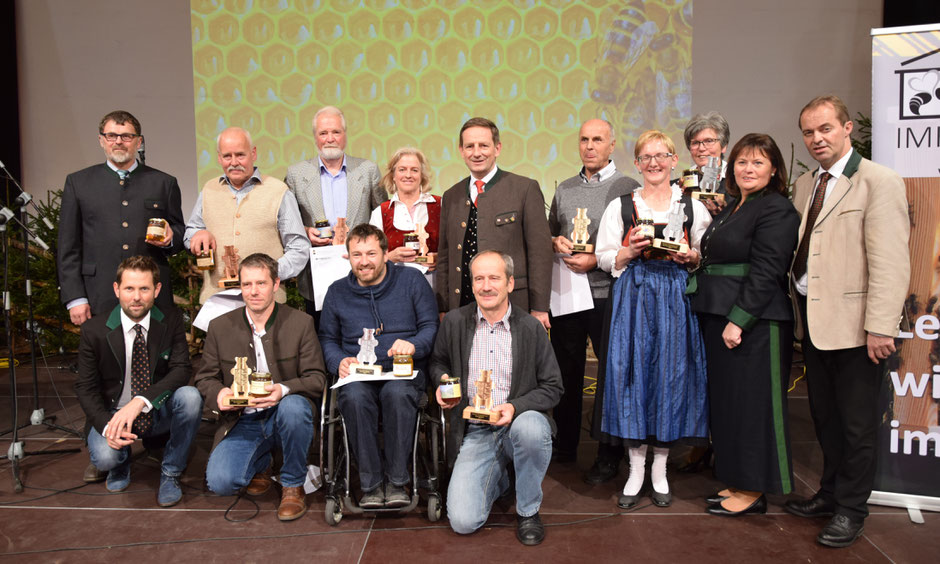 Die prämierten Imkerinnen und Imker mit LR DI Christian Benger, LK-Präsident Mößler, Genussland Kärnten-Obfrau Barbara Wakonig, Landesverbandsobmann Mag. Arno Kronhofer und Landes-Vizeobmann Valentin Koller