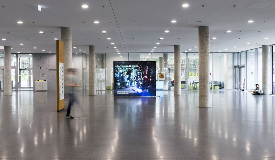 Der Innenraum einer Universität mit einem großen Edgar Screen