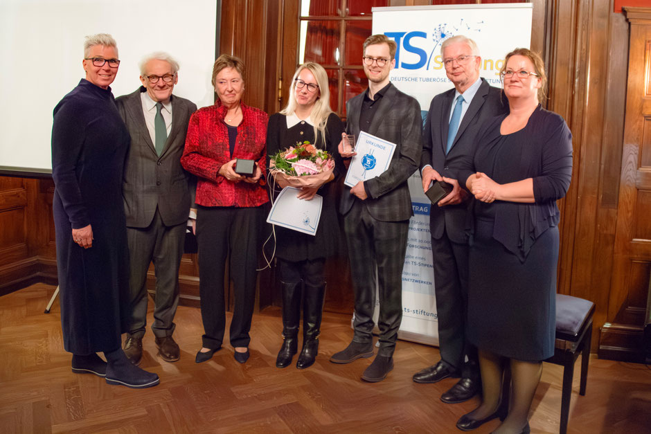 Bildzeile: Jeanette Beyer-Maberg (Bundesvorsitzende TSD e.V.), Prof. Dr. Karl Max Einhäupl (Juryvorsitzender), Anke Koch (Vorsitzende der  TS-Stiftung), Dr. Nina Corsini und Dr. Oliver L. Eichmüller (Forschungspreisträger), Roland Koch (stellv. Vorsitzend