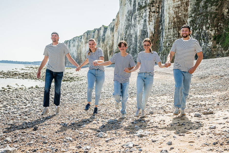 Groupe de cousins marchant sur la plage de Saint-Valery-en-Caux, séance photo famille en Normandie