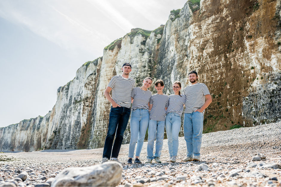 Cousins posant ensemble avec la mer et les falaises de Saint-Valery-en-Caux en arrière-plan