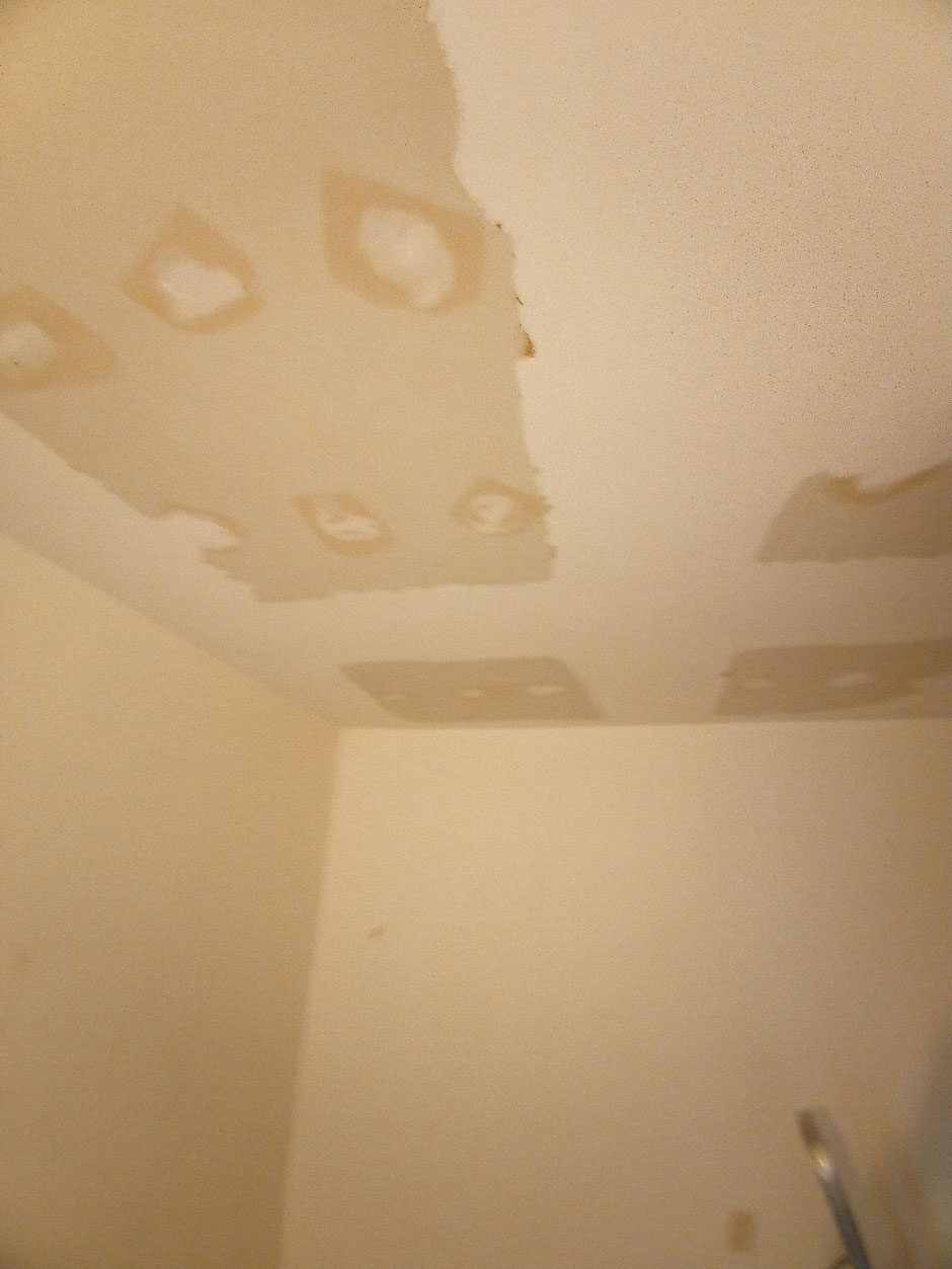 "Reprise de plafond à Montady : grattage de peinture craquelée, rebouchage et application de trois couches de peinture sur placo – artisan peintre local"