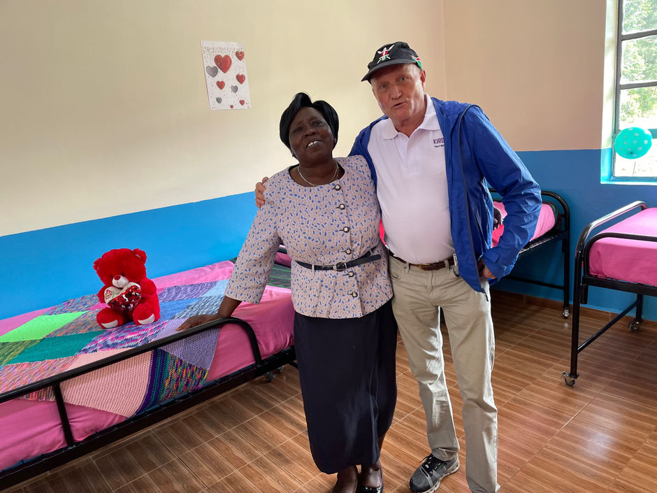 Direktorin der Blindenschule freut sich mit Klaus Schwenk über die neuen Betten und Matratzen