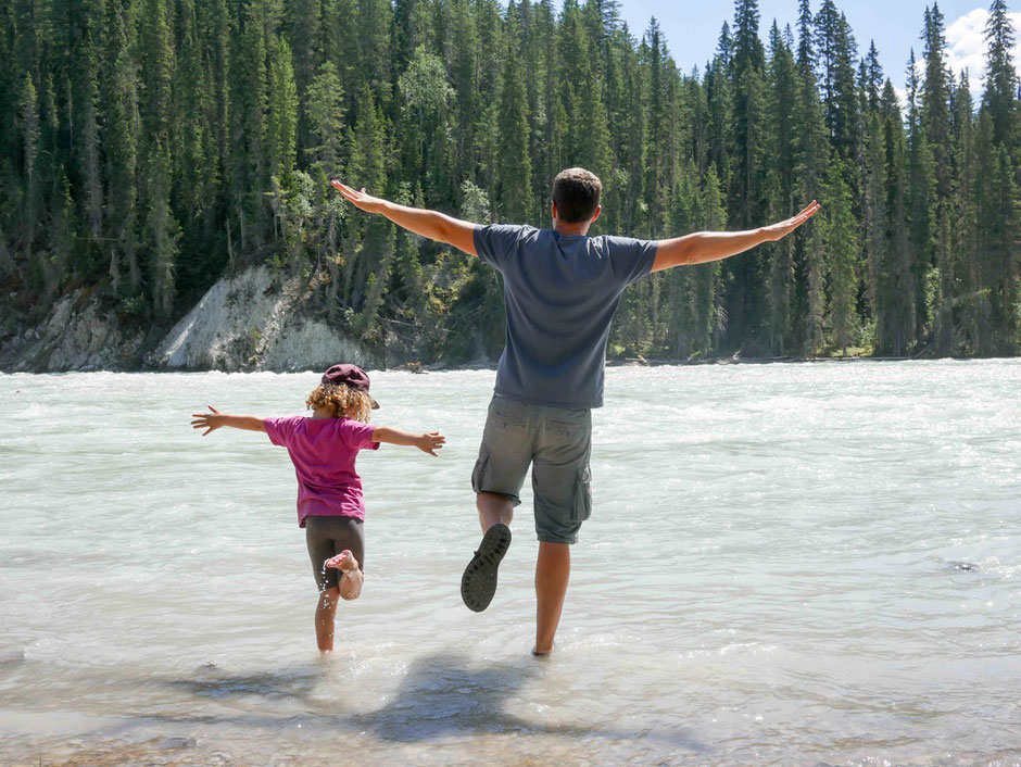 Quatsch im eiskalten Schmelzwasserfluss. Kootenay NP