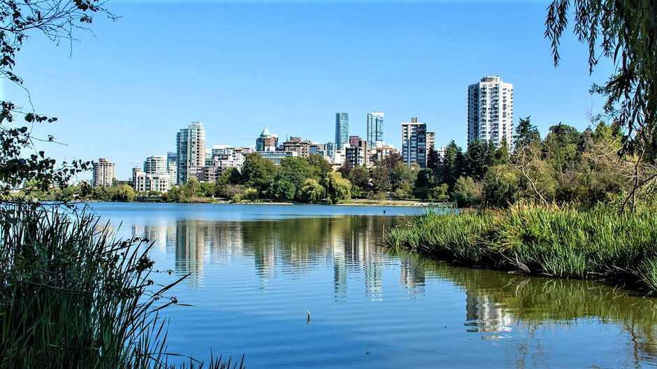 Vancouver Sehenswürdigkeiten: Stanley Park mit Vancouver Skyline