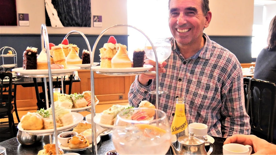 Edinburgh Geheimtipps: 5 o'clock Tea mit Scones und Gin Tonic...