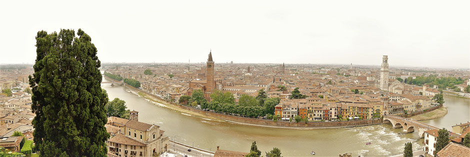 Verona Tipps: Aussicht auf das Panorama der Altstadt von Verona im Etschbogen