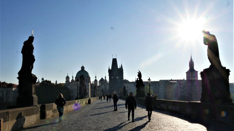 Prag Reisetipps: Die Karlsbrücke in der Morgensonne