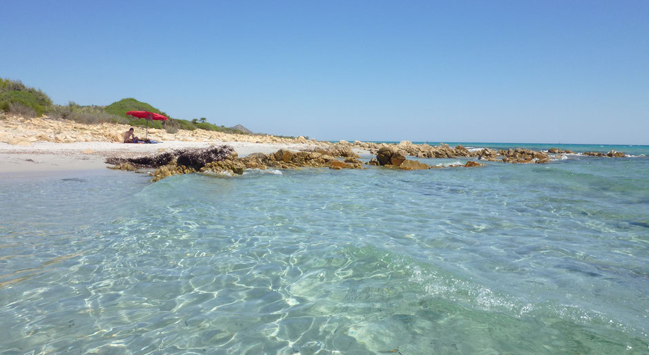 Wunderschöner, menschenleerer Strand mit glasklarem Meerwasser