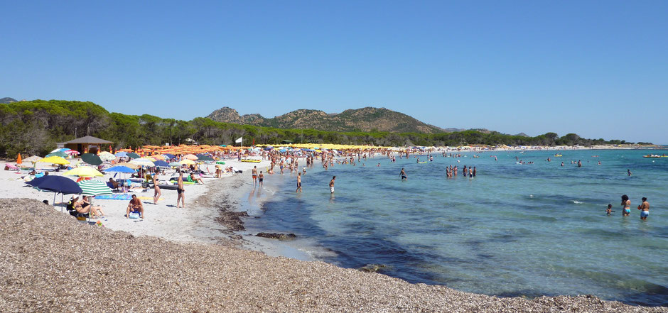 Überfüllter Sandstrand beim Campingplatz Gala Ginepro