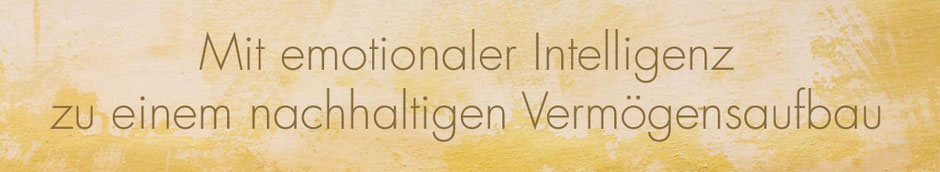 Unternehmensslogan als Text auf gelbem Hintergrund. „Mit emotionaler Intelligenz zu einem nachhaltigen Vermögensaufbau“. Melanie Schneider von Eloquent Invest unterstützt Sie mit unabhängiger Finanzberatung.