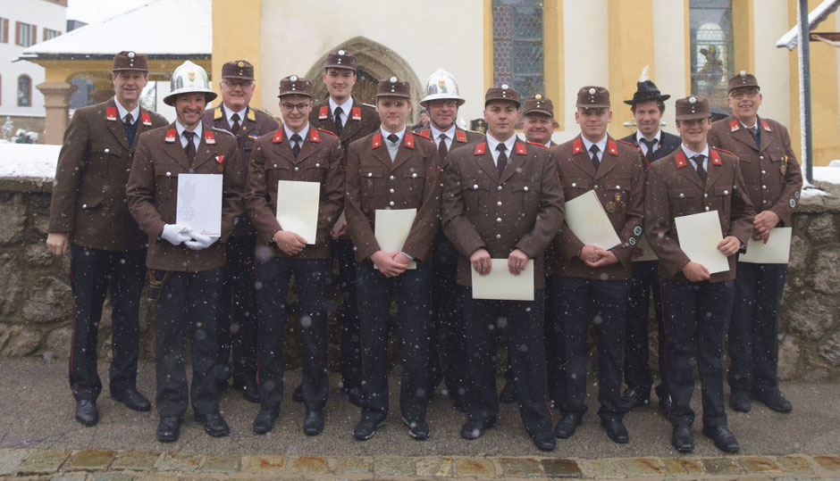 v.l.: BGM Hansjörg Peer, Martin Jaufenthaler, Bezirkskassier Alfred Harb, Stefan Mair, Daniel Eberl, Jakob Reitmair, Martin Tanzer, Sebastian Rotariu, Joschi Fritz, Dominik Wendler, Christoph Jaufenthaler, Leonhard Graiff, Markus Hollaus