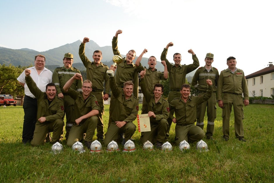 Die erfolgreiche Siegergruppe mit BGM Mag. Dr. Stefan Moisi (BGM Natters), KDT-Stv. OV Martin Tanzer, KDT OBI Georg Crepaz und KDT OBI Norbert Steiner (FF Natters)