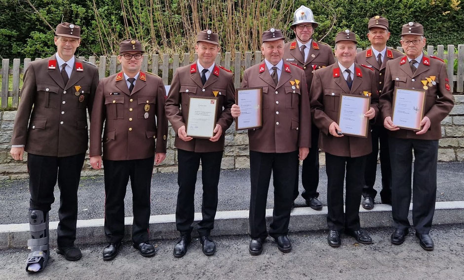 v.l.: BGM Hansjörg Peer, AK Andreas Mair, Bernhard Fritz, Josef Kirchmair, KDT Martin Tanzer, Klaus Schreier, KDTSTV Joschi Fritz und Josef Siller