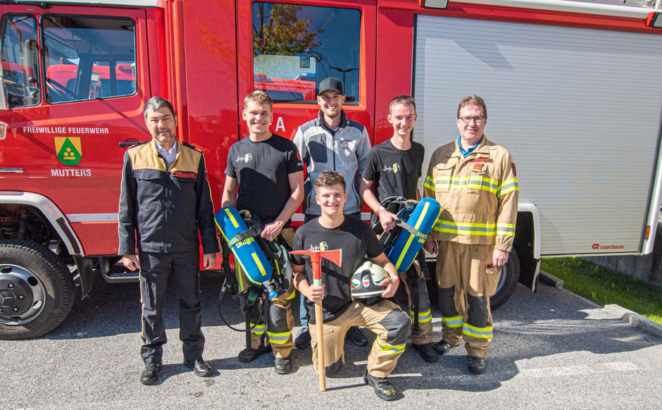 v.l.: AK Ing. Walter Stockner, Dominik Wendler, Ausbildungsbeauftragter Daniel Eberl (stehend), Leonhard Graiff (kniend), Philipp Eliskases und KDT Martin Tanzer