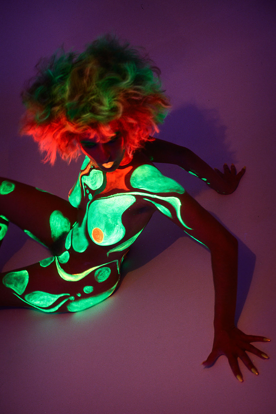 Make Up Artist Beat Frutiger and his final result of a nude woman as a fluorescent fire salamander 
