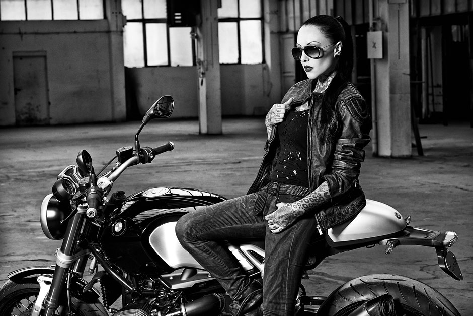 Tattoo Model Makani Terror with the BMW R nineT