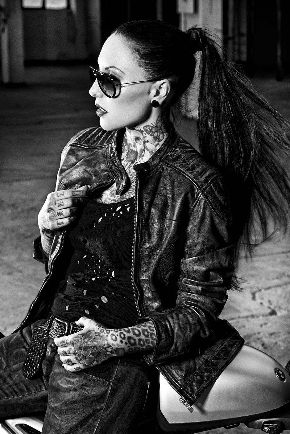 Tattoo Model Makani Terror with the BMW R nineT