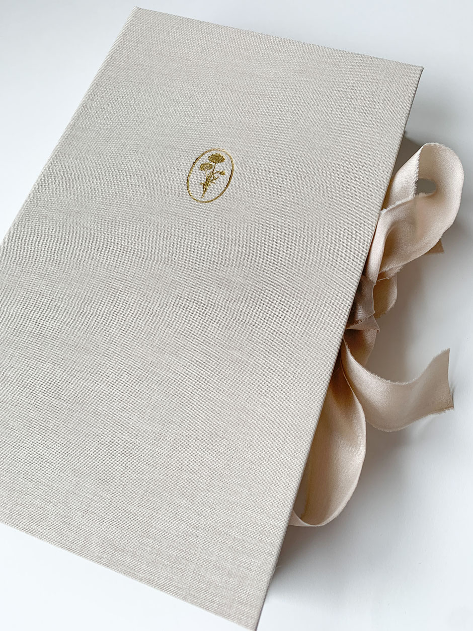 Folio box for prints and USB lined with flax linen, closed with a silk ribbon and foil pressed logo